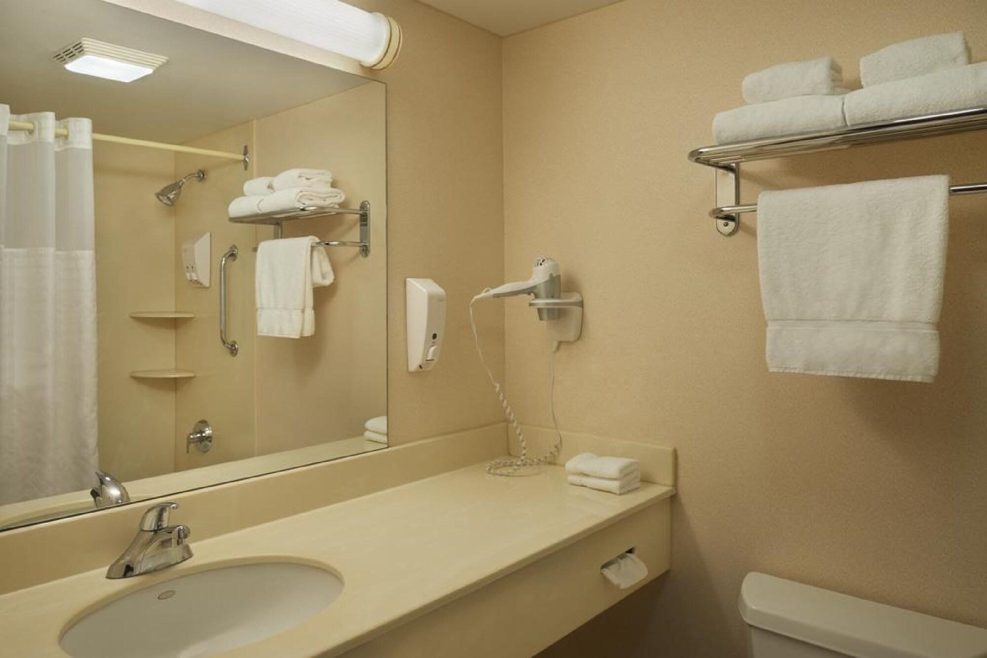 Hotel Carlingview Toronto Airport Mississauga Ngoại thất bức ảnh